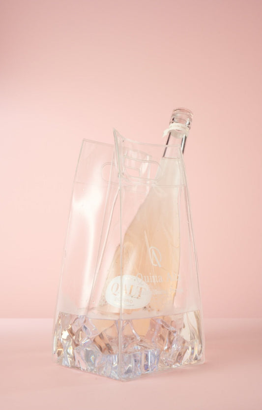 Qalt Rosé in durchsichtiger Handtasche auf Pinkem Hintergrund