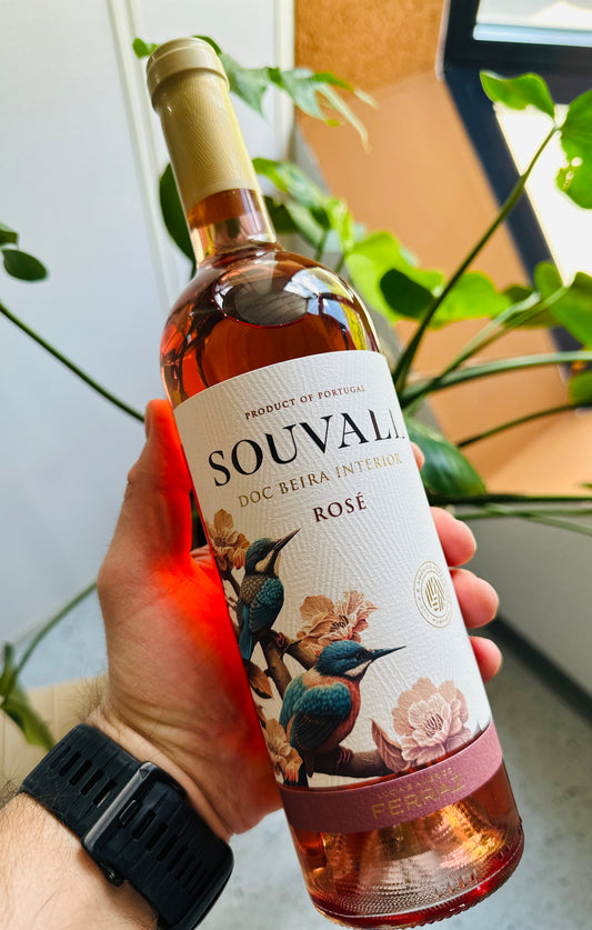Souvall Rosé Flaschen in der Hand gehalten