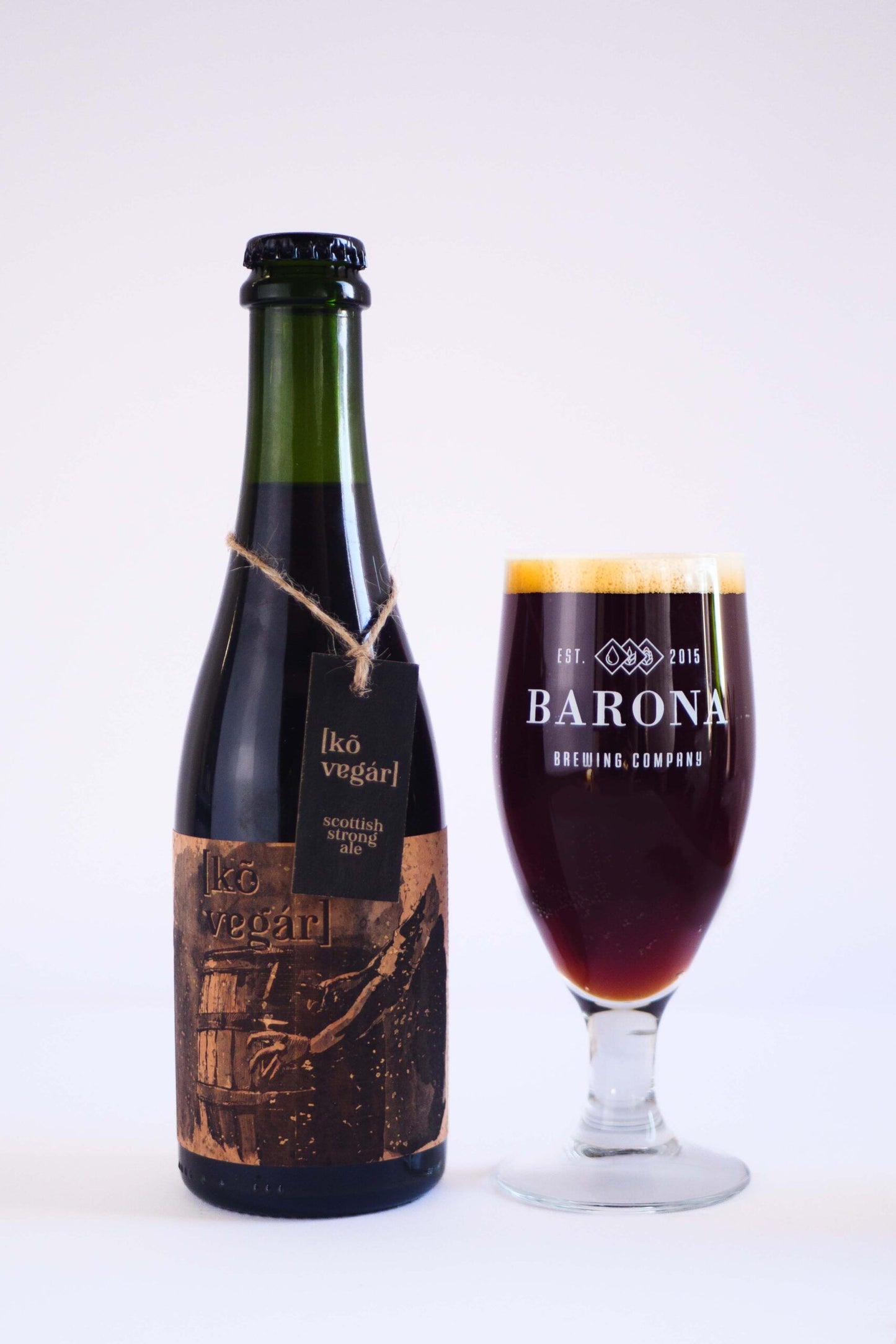 Bier in Flasche, daneben Bier in Barona Glass