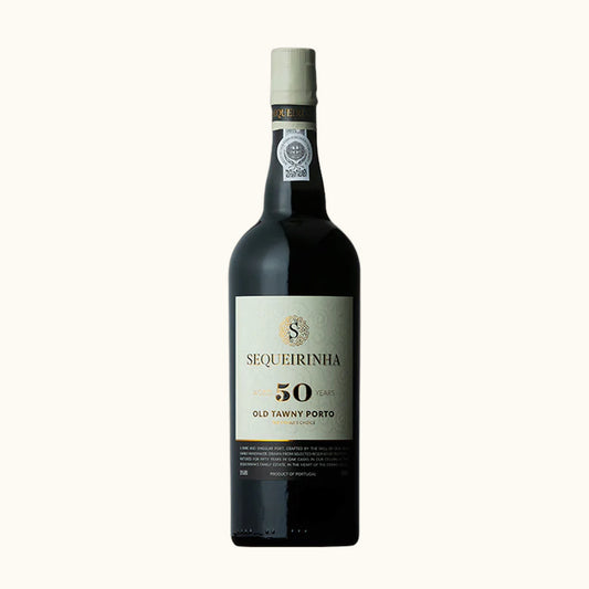 Sequeirinha Tawny 50 Jähriger Portwein - Flasche mit Etikett vor beigem Hintergrund
