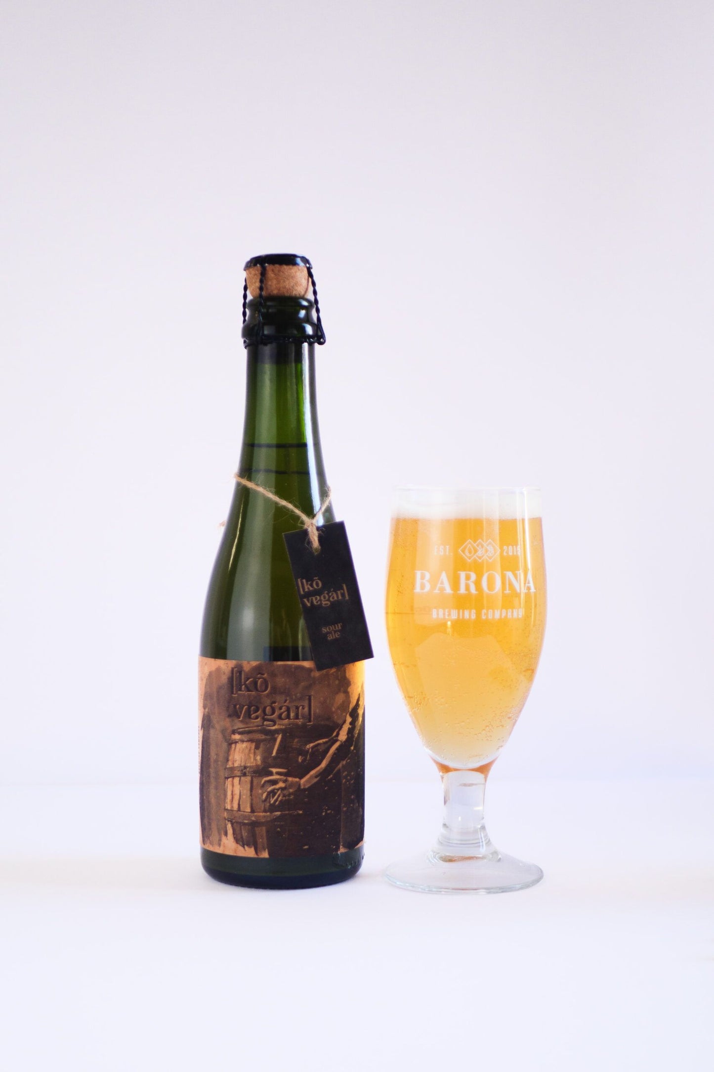 Bier in Flasche, daneben Bier in Barona Glass