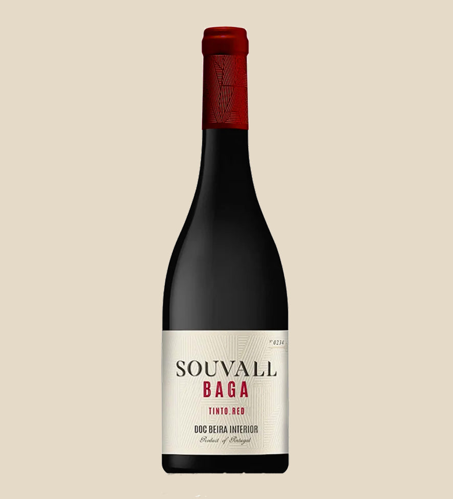 LA Ferraz Souvall Baga 2022 Rotwein - Flasche mit Etikett vor beigem Hintergrund