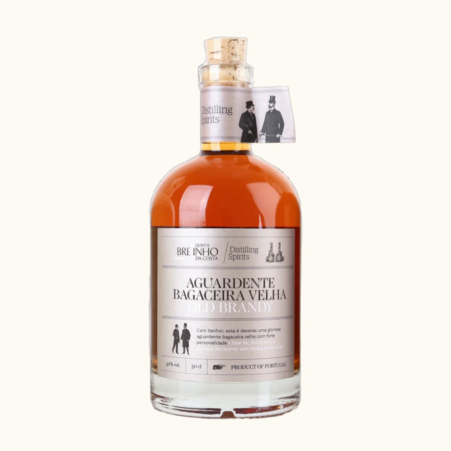 Brejinho Aguardente Velha - Flasche mit Etikett vor beigem Hintergrund