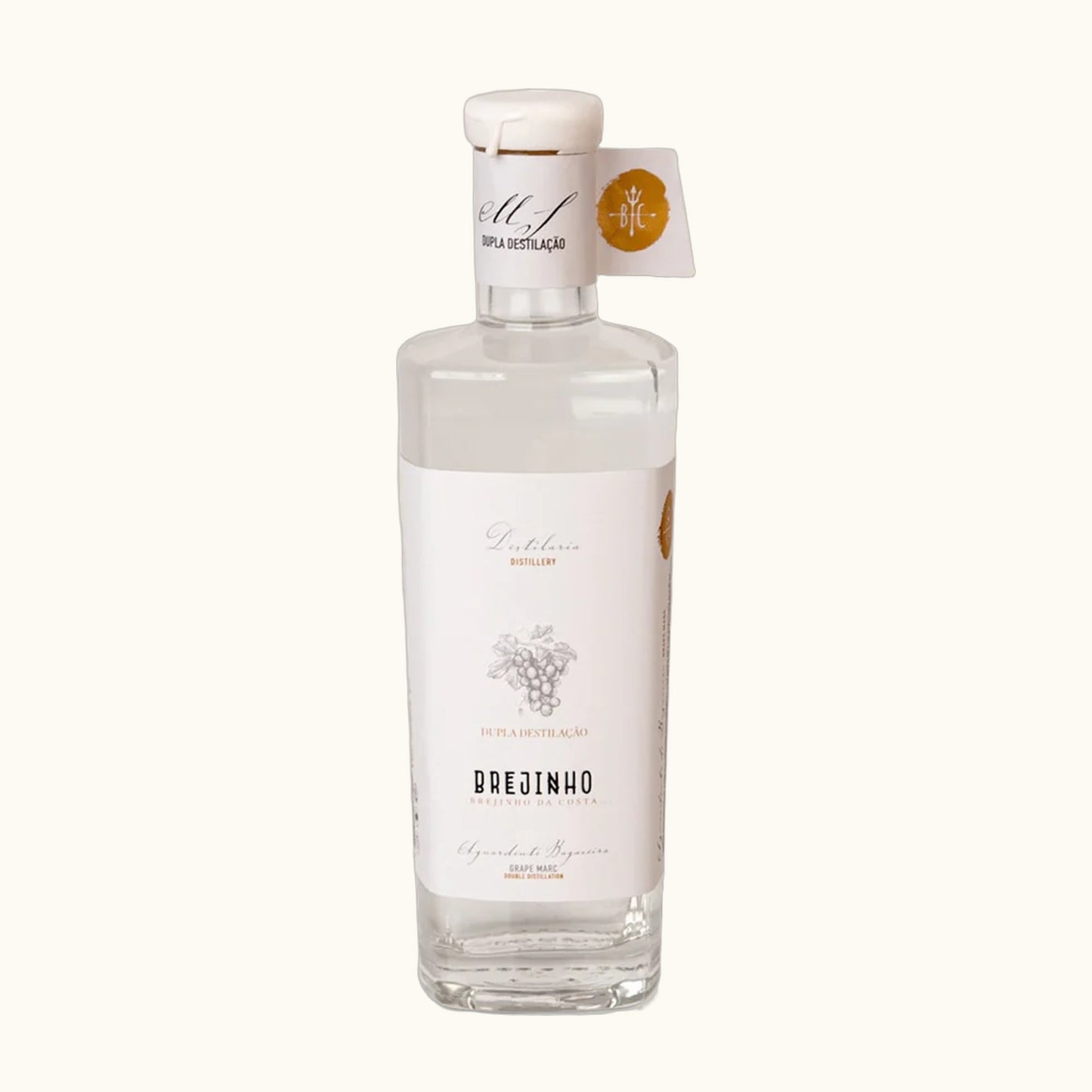 Brejinho Bagaceira - Flasche mit Etikett vor beigem Hintergrund