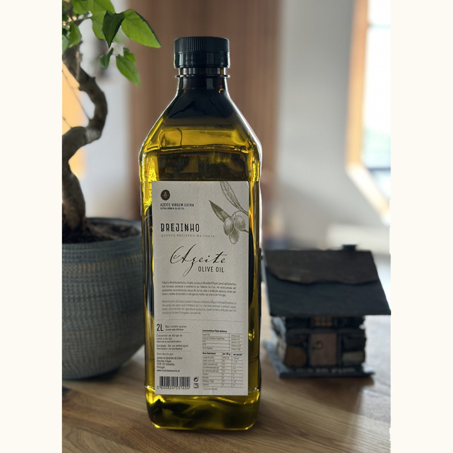 Brejinho Olivenöl 2L - Flasche mit Etikett vor beigem Hintergrund