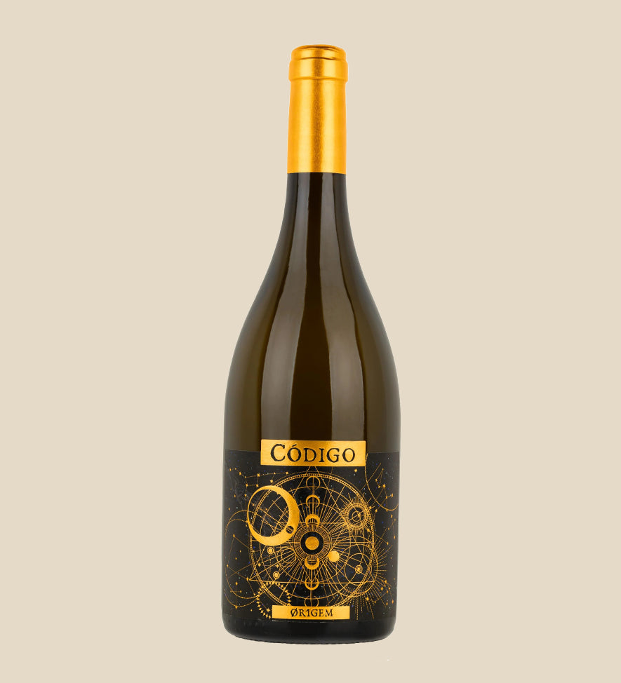 Codigo Or1gem 2022 Weisswein - Flasche mit Etikett vor beigem Hintergrund