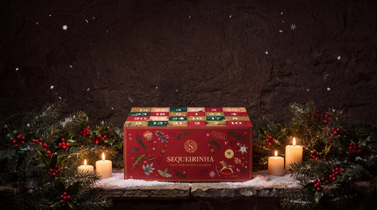 Sequeirinha Portwein-Adventskalender bei Kerzenlicht zwischen Tannenzweigen