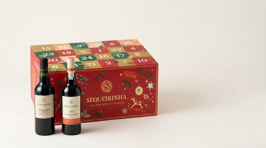 Sequeirinha Portwein-Adventskalender mit 24 Türchen und zwei Portweinflaschen davor