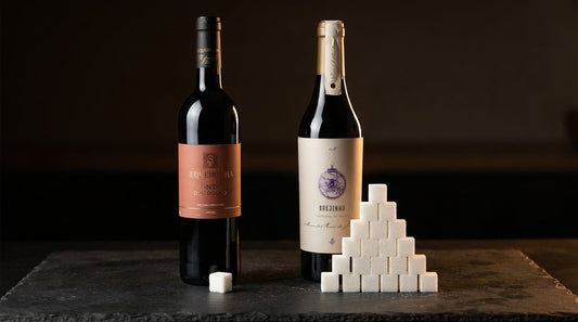 Douro Tinto mit einem Zuckerwuerfel neben Moscatel Roxo mit einem Stapel Zuckerwuerfel
