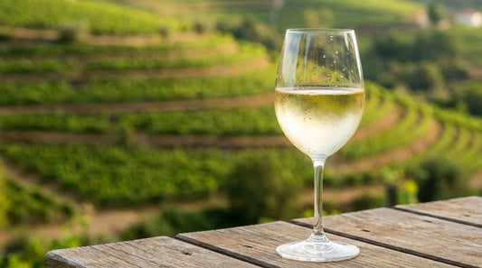 Gekühltes Glas Vinho Verde vor den grünen Weinbergen Nordportugals