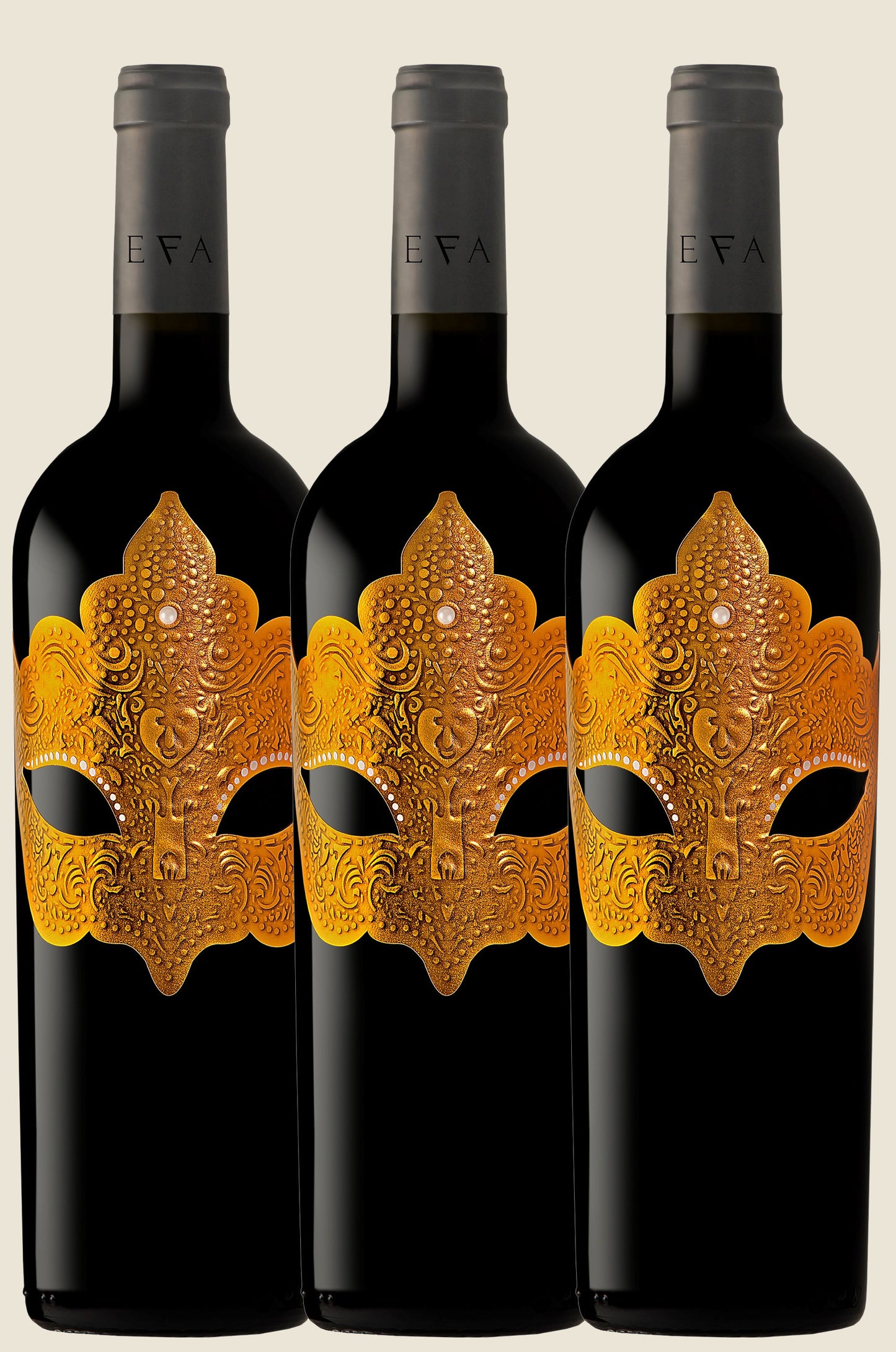 3 Flaschen VolteFace Rotwein - Flaschen mit Etikett vor beigem Hintergrund