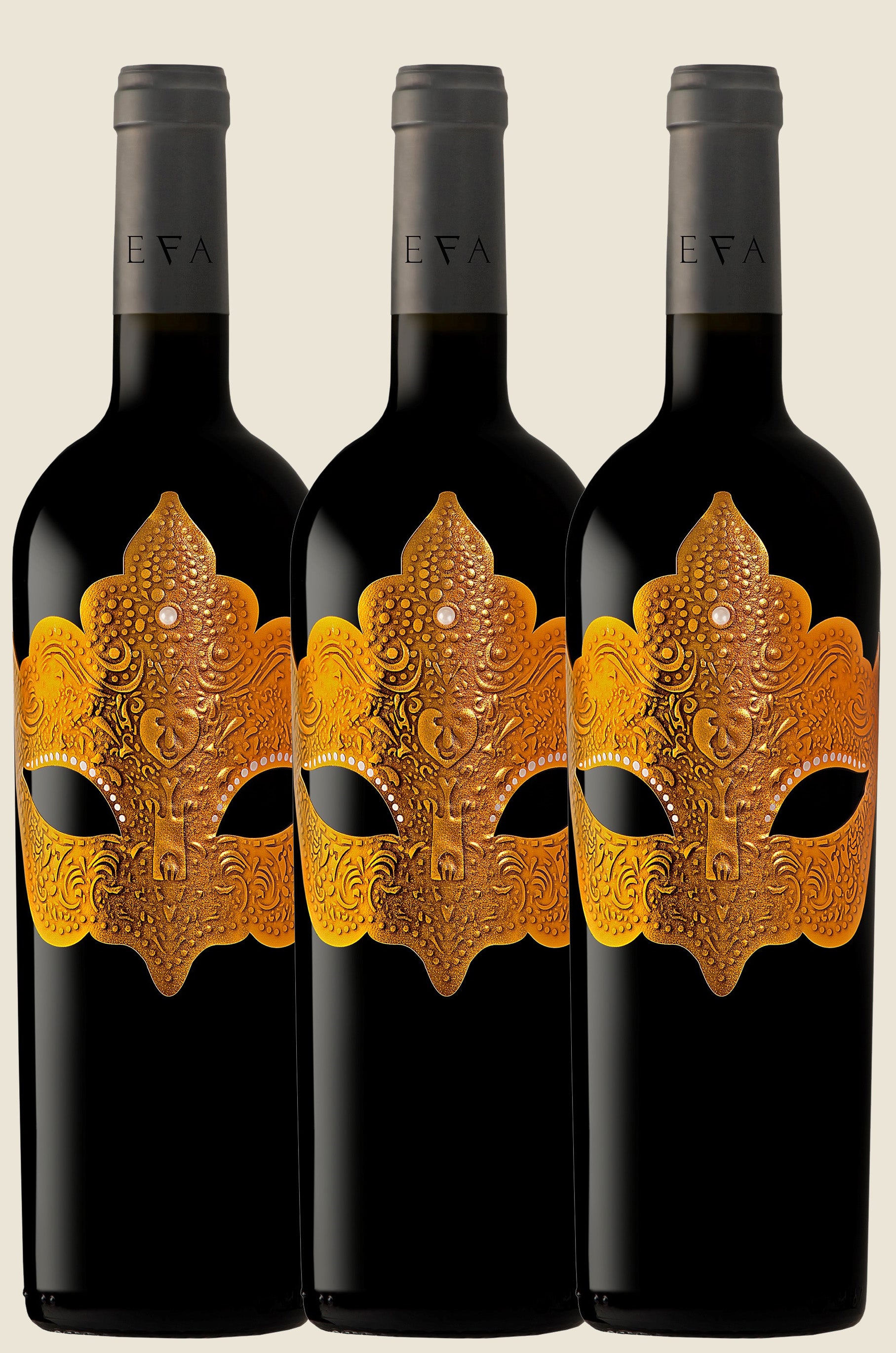 3 Flaschen VolteFace Rotwein - Flaschen mit Etikett vor beigem Hintergrund