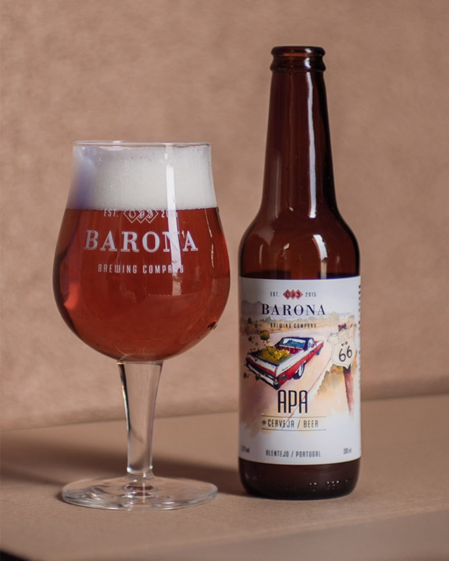 Bier mit Etikett und gefülltem Glas links