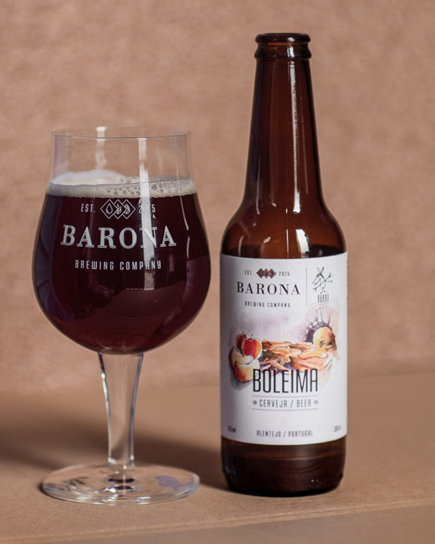 Bier mit Etikett und gefülltem Glas links