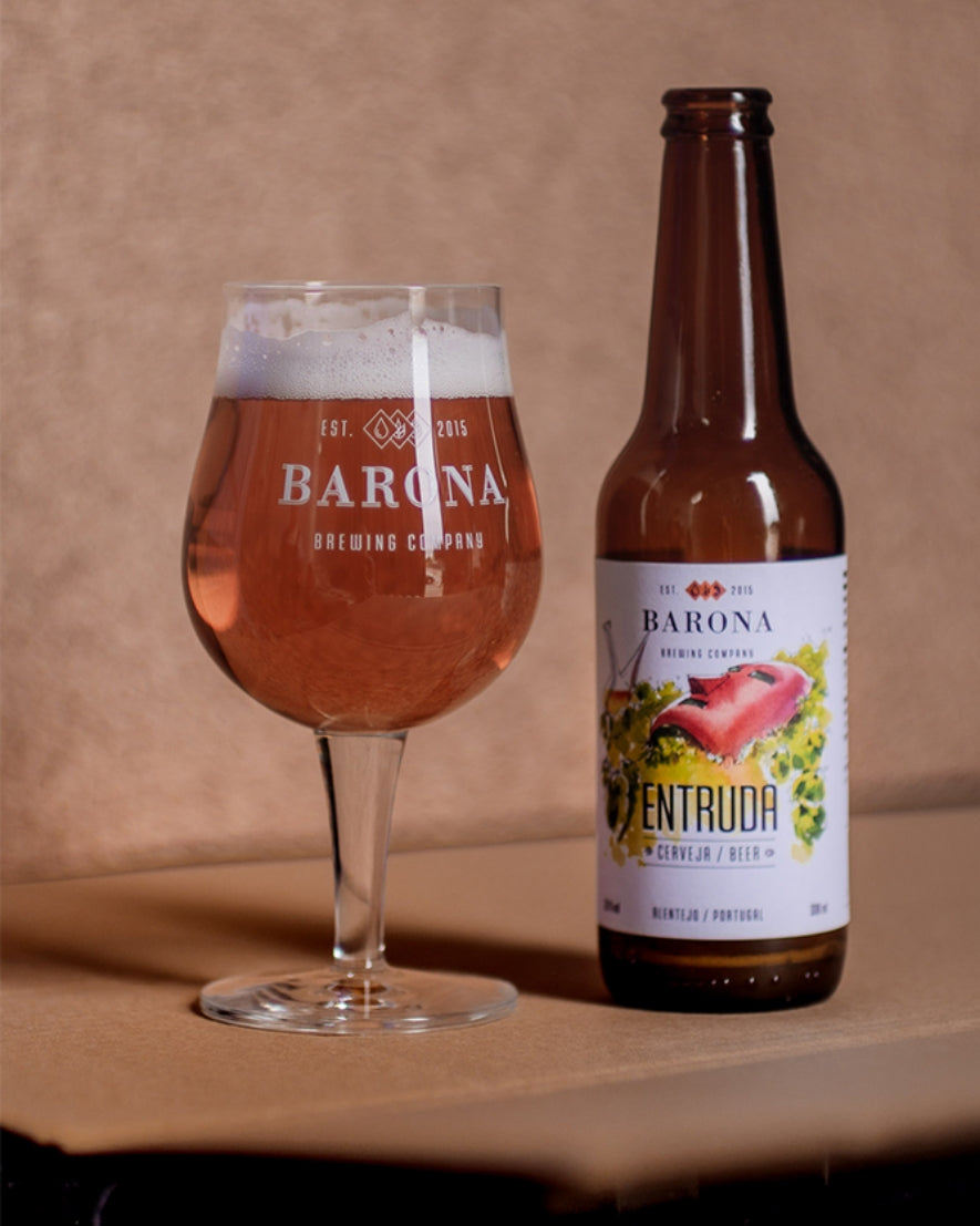 Bier mit Etikett und gefülltem Glas links