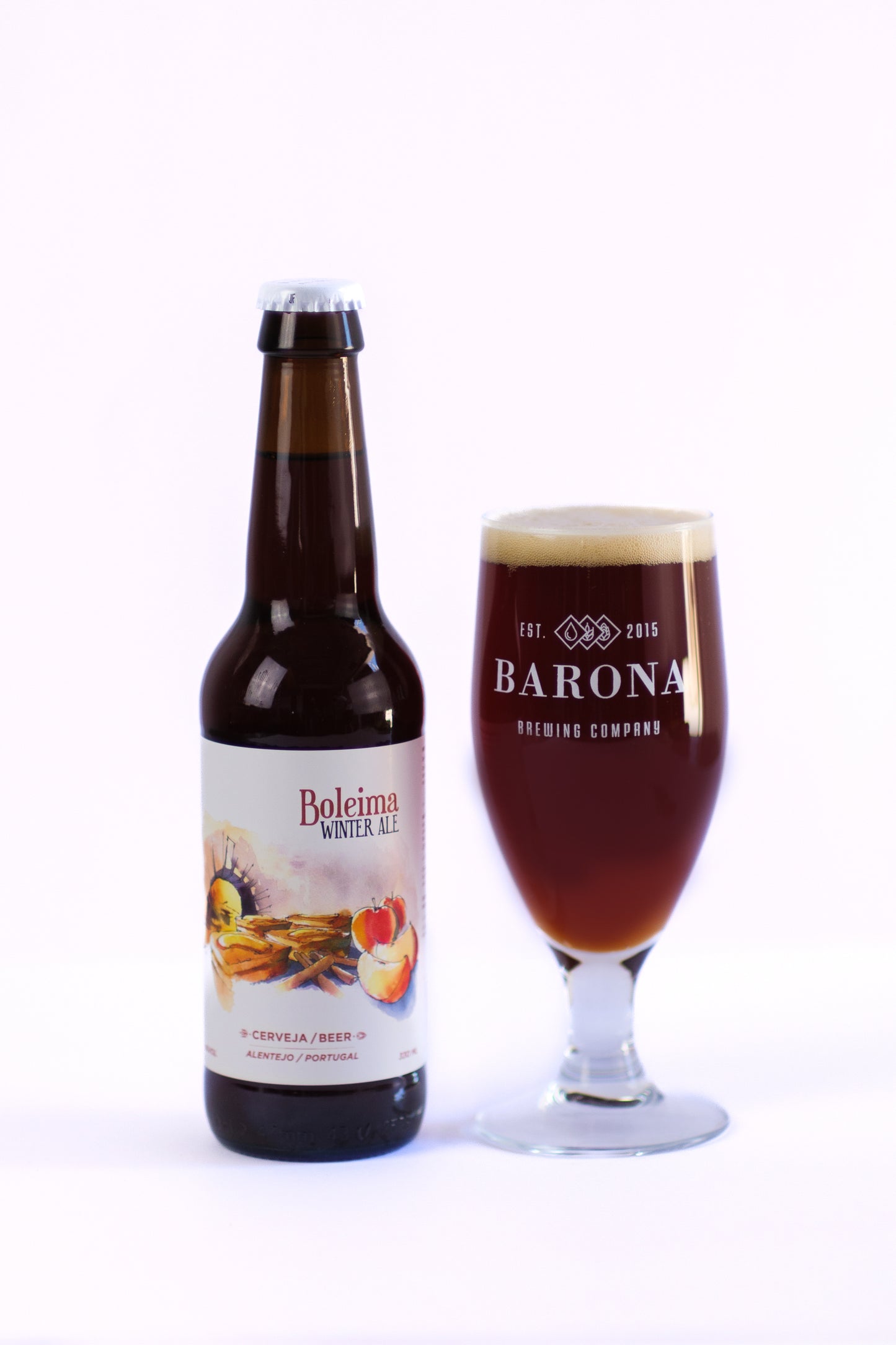 Bier in Flasche, daneben Bier in Barona Glass