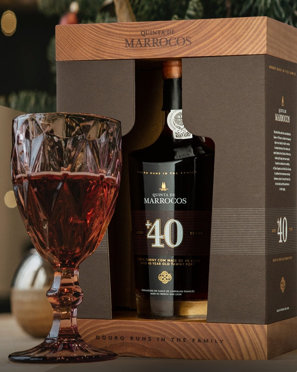 Quinta dos Marrocos 40 Jährig - Flasche in edler Holzverpakung davor ein Volles Weinglas