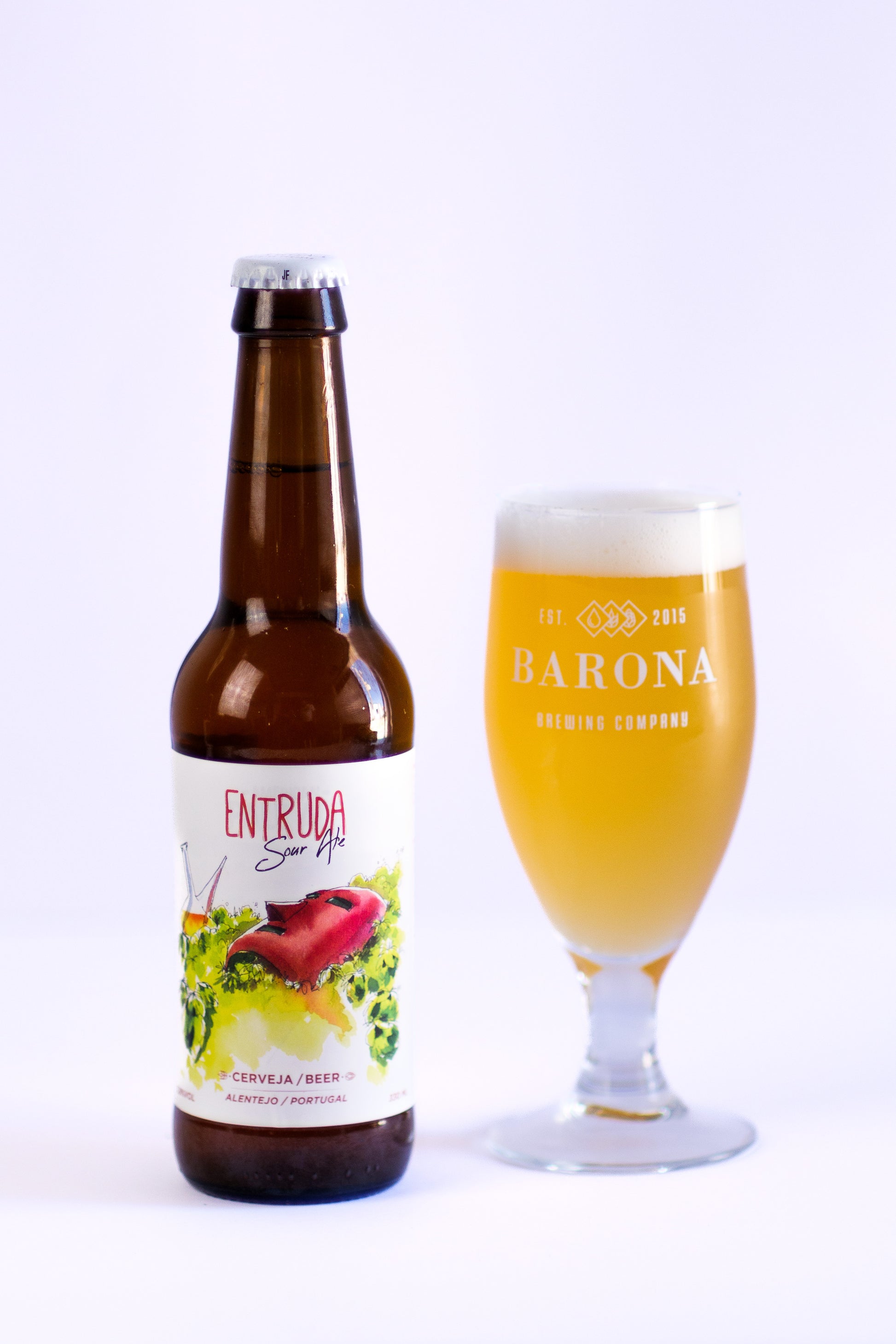 Bier in Flasche, daneben Bier in Barona Glass