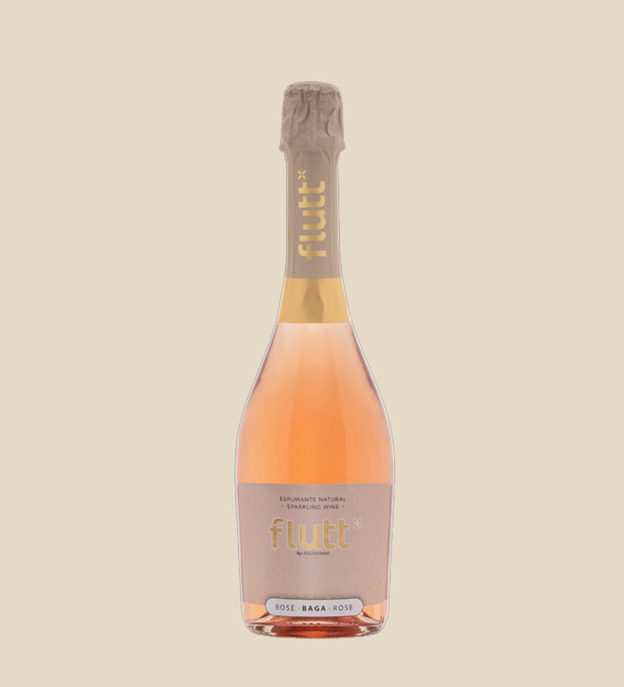 Quatro Cravos Flutt Rosé - Flasche mit Etikett vor beigem Hintergrund