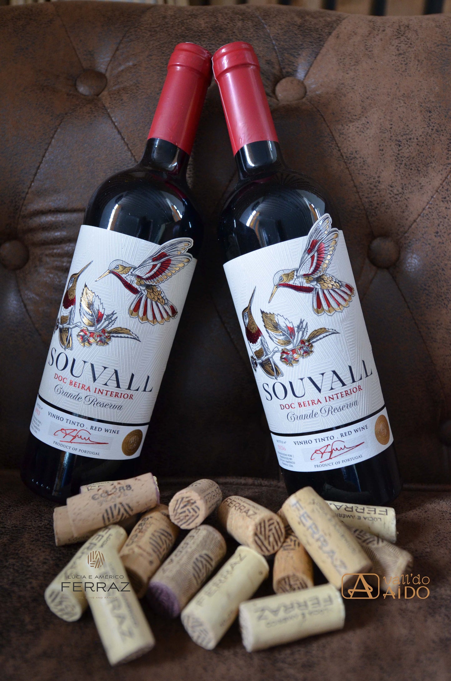 2 Souvall Grand Reserva Rotwein flaschen auf Couch mit Korken im Vordergrund