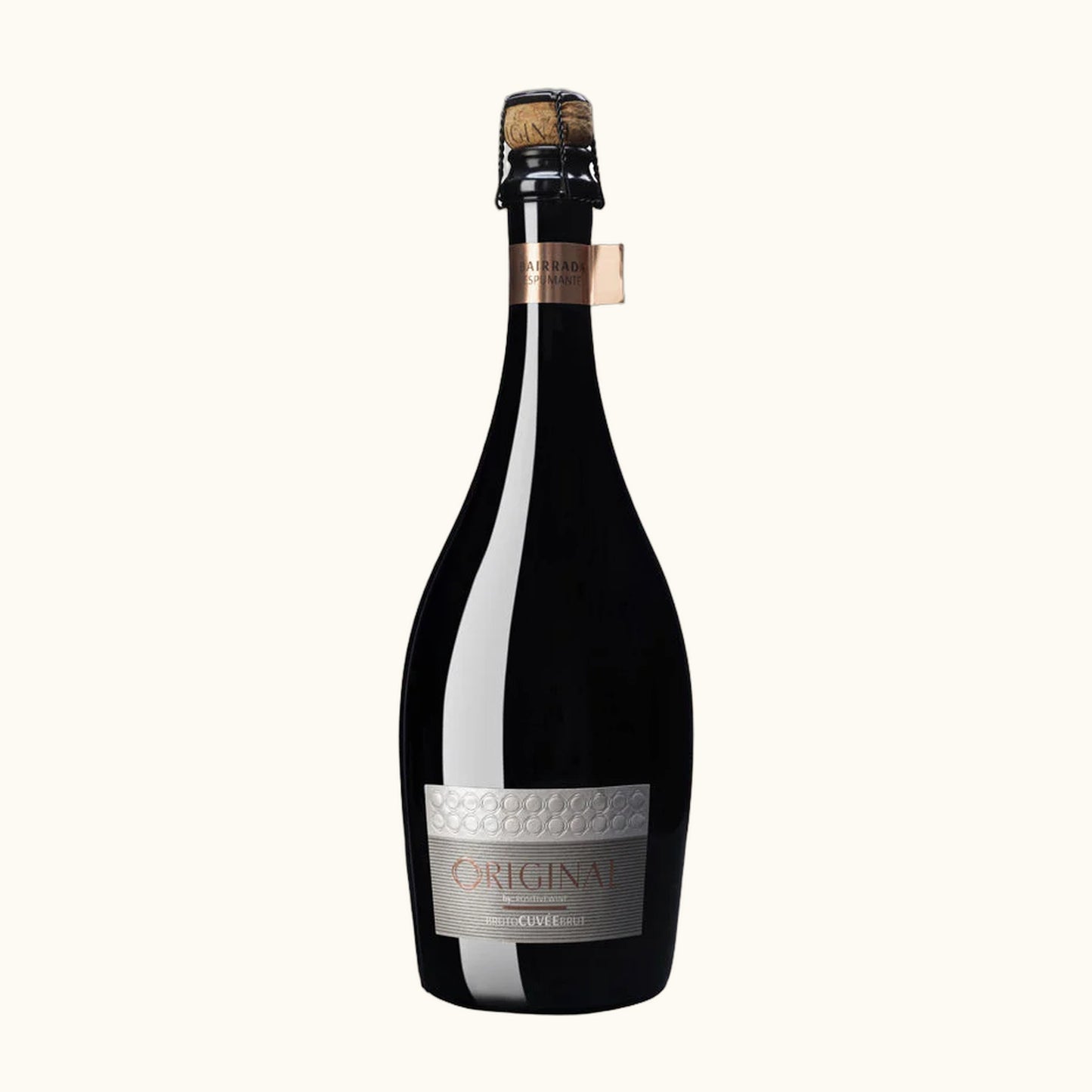 Quatro Cravos Original Schaumwein Cuvée - Flasche mit Etikett vor beigem Hintergrund