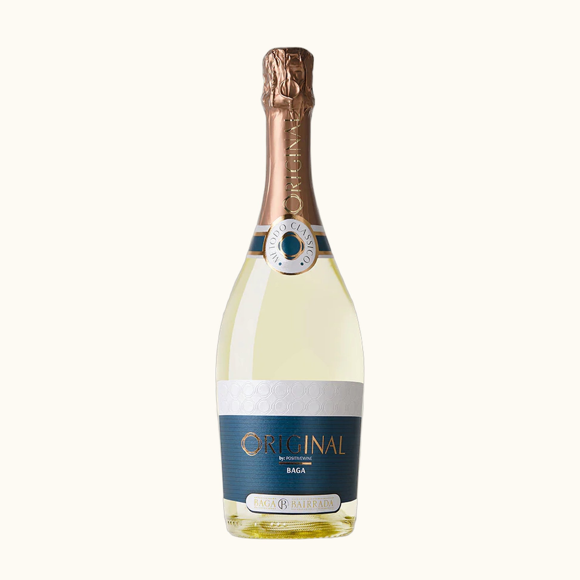 Quatro Cravos Original Baga Schaumwein - Flasche mit Etikett vor beigem Hintergrund