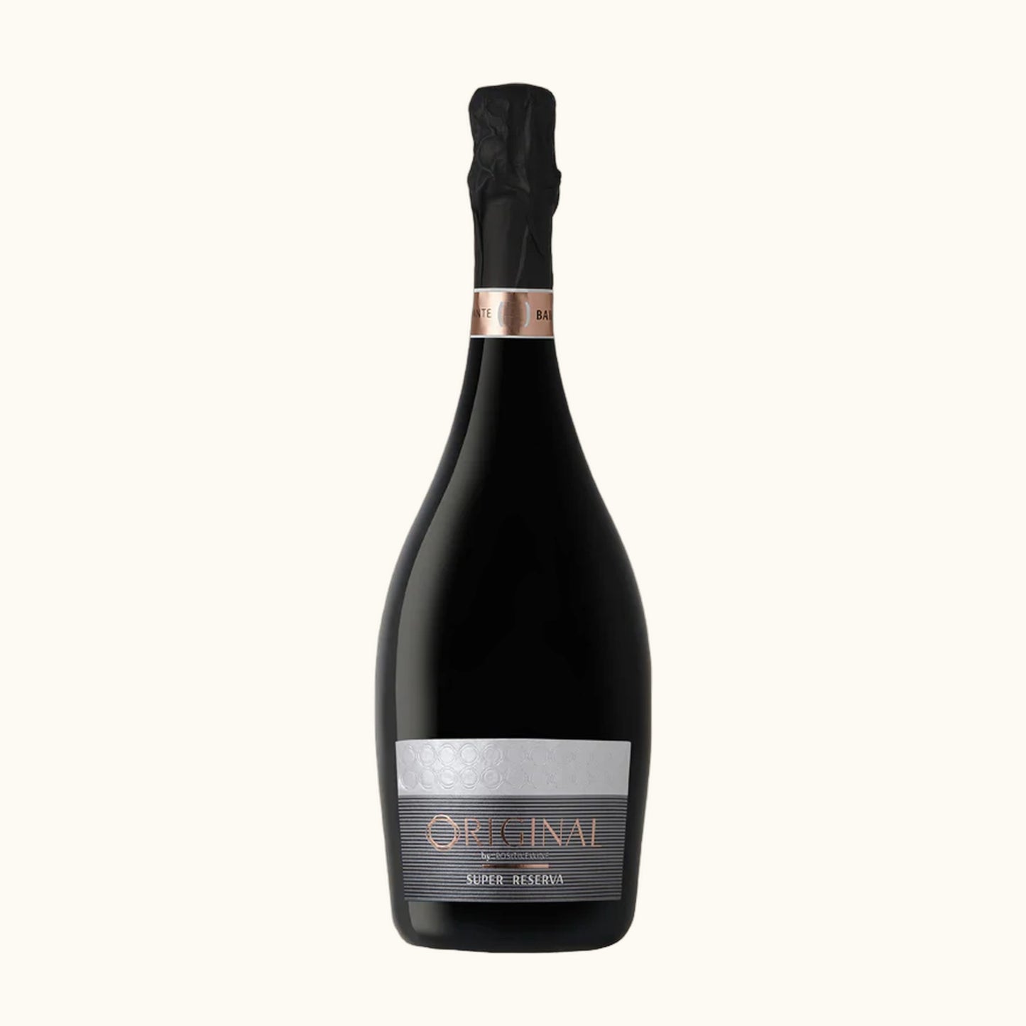 Original Super Reserva 2018 Schaumwein - Flasche mit Etikett vor beigem Hintergrund
