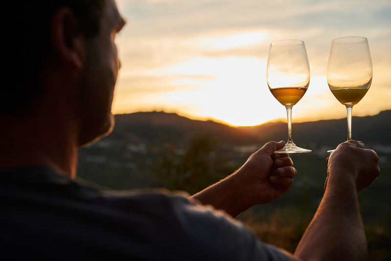 Weisswein wird in ein Glas eingeschenkt