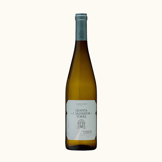 Quinta de S. Salvador da Torre Alvarinho und Loureiro 2024 Grüner Wein - Flasche mit Etikett vor beigem Hintergrund