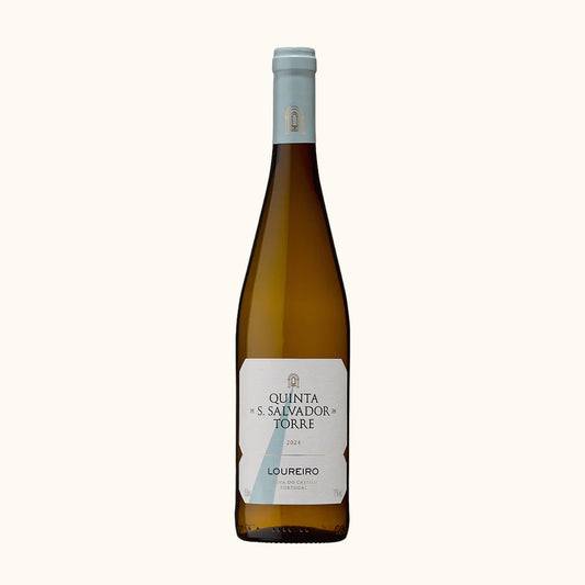 Quinta de S. Salvador da Torre Loureiro 2024 Weisswein - Flasche mit Etikett vor beigem Hintergrund
