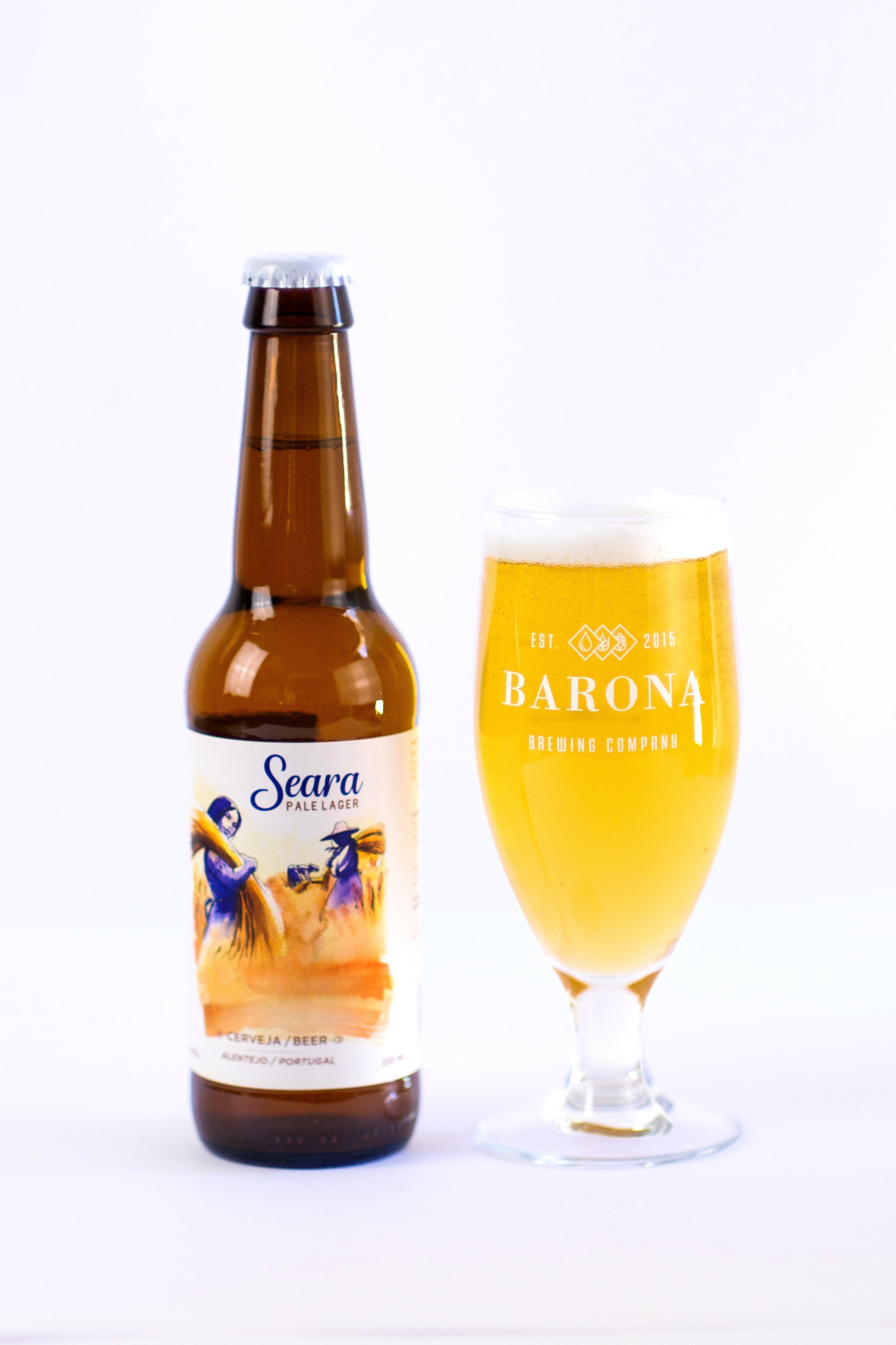 Bier in Flasche, daneben Bier in Barona Glass