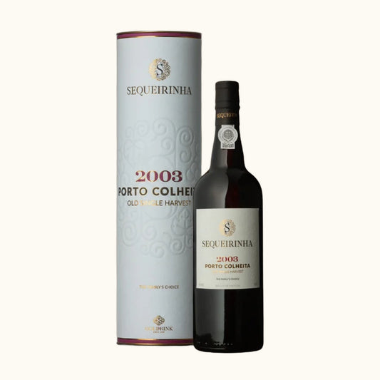 Sequeirinha Porwein Colheita 2003 - Flasche mit Etikett vor beigem Hintergrund und Kartonverpackung