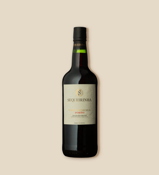 Sequeirinha Porto Tawny Reserva - Flasche mit Etikett vor beigem Hintergrund