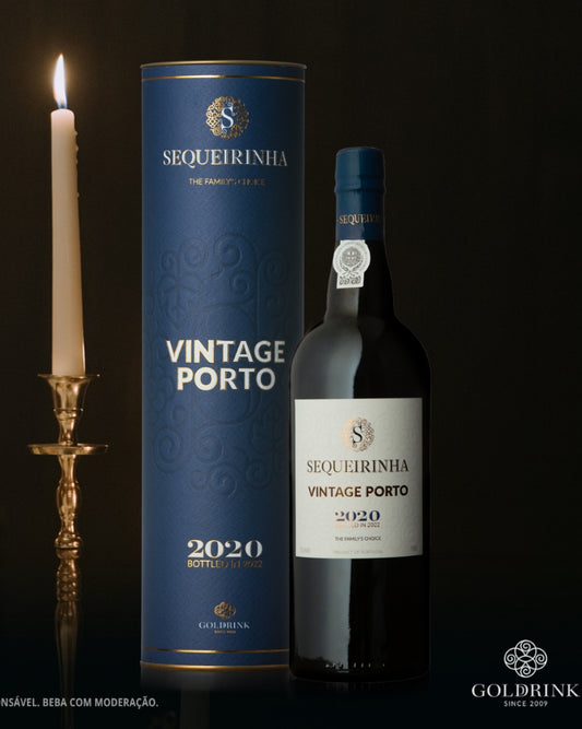 Sequeirinha Vintage Portwein 2020 auf dunklem Hintergrund mit Kerze links