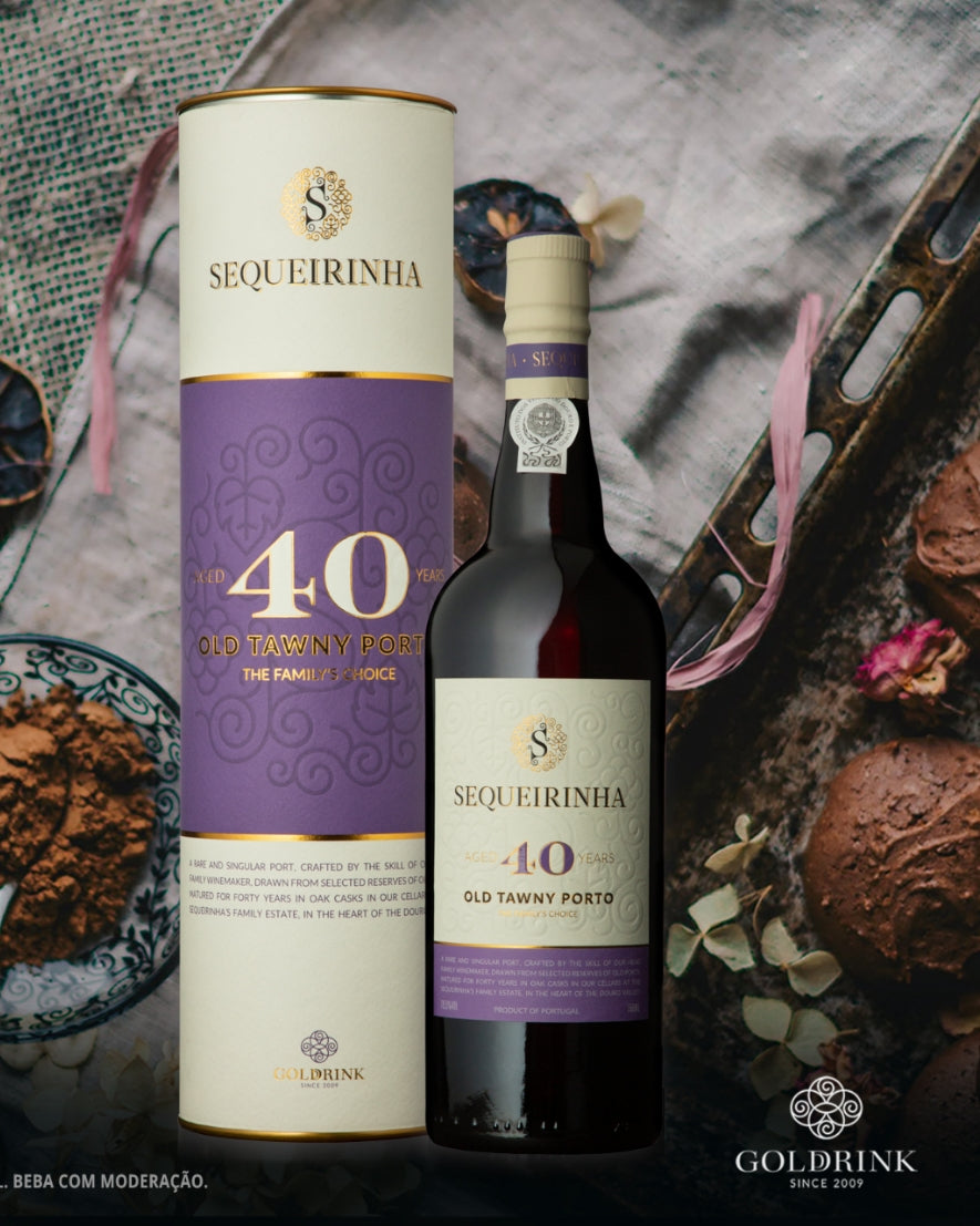 Sequeirinha Tawny 40 Jähriger Portwein mit Kartonverpackung aud Weihanchtlichem Hintergrund