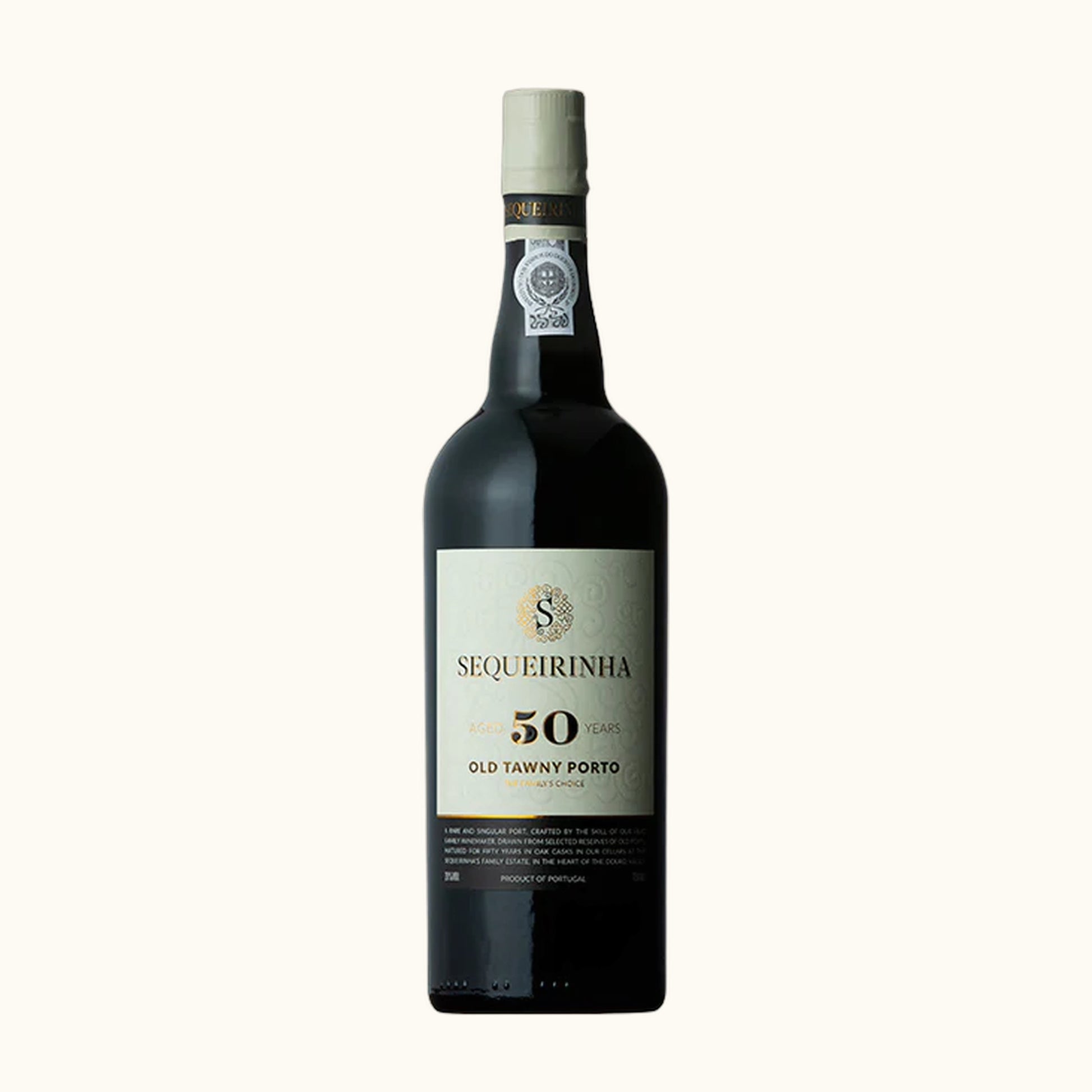 Sequeirinha Tawny 50 Jähriger Portwein - Flasche mit Etikett vor beigem Hintergrund