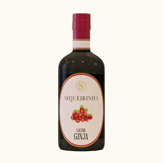 Sequeirinha Ginja - Flasche mit Etikett vor beigem Hintergrund