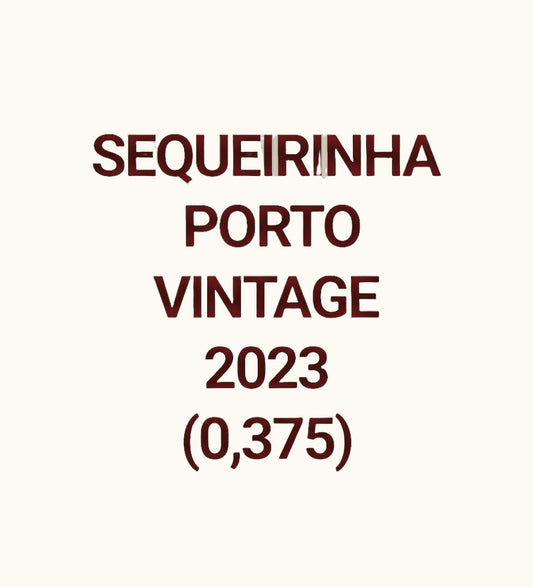 Sequerinha Portwein Vinatage 2023 - Flasche mit Etikett vor beigem Hintergrund