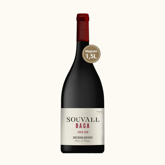 LA Ferraz Souvall Baga 2022 Magnum - Flasche mit Etikett vor beigem Hintergrund