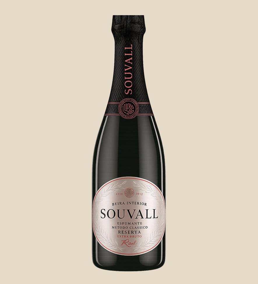 Souvall Schaumwein Rosé - Flasche mit Etikett vor beigem Hintergrund