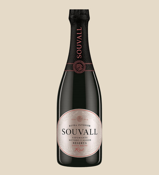 Souvall Schaumwein Rosé - Flasche mit Etikett vor beigem Hintergrund
