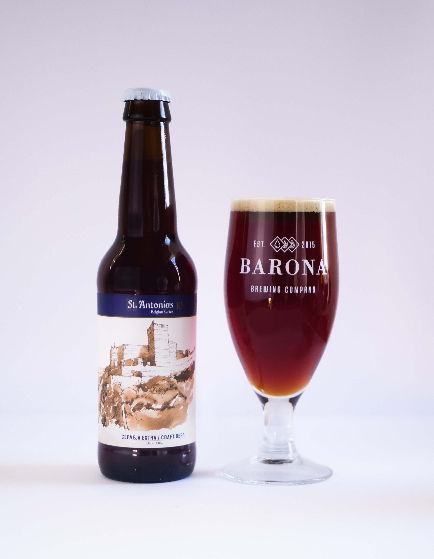 Bier in Flasche, daneben Bier in Barona Glass