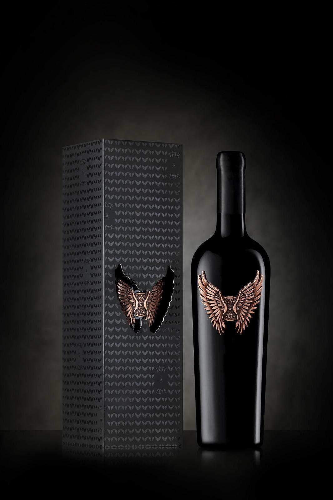 VolteFace Tete-a-Tete Reserva Tinto 2022 - Flache mit Kartonkiste-Verpackung mit Grauem Hintergrund