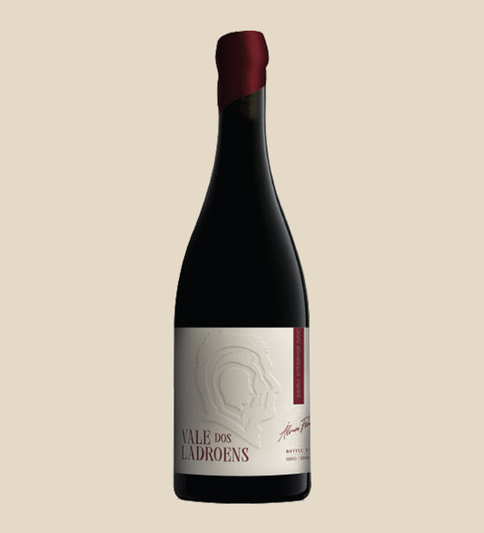 LA Ferraz Vale dos Ladroens 2022 Rotwein - Flasche mit Etikett vor beigem Hintergrund