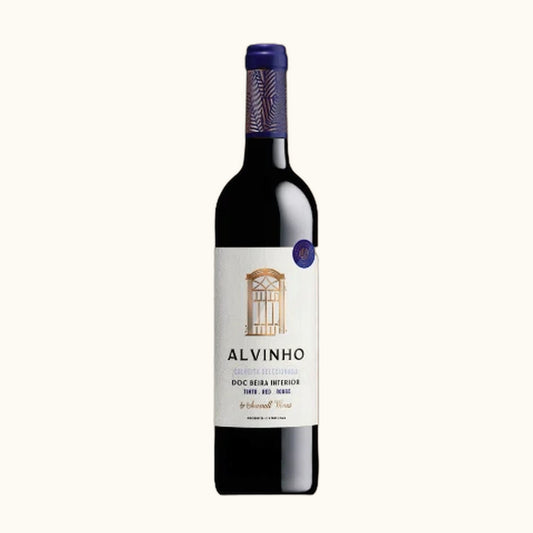 Alvinho Tinto 2019 - Flasche mit Etikett vor beigem Hintergrund