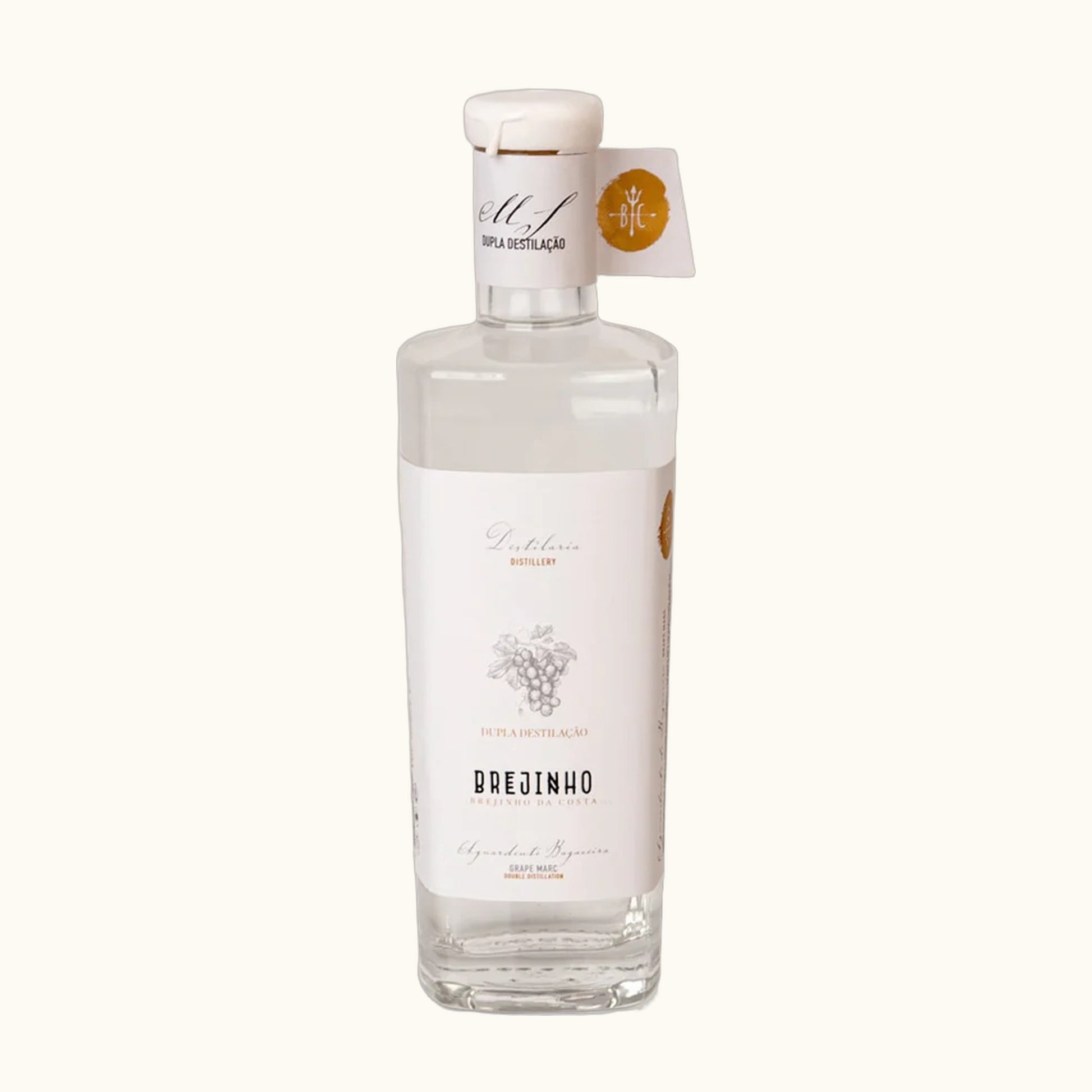 Brejinho Bagaceira - Flasche mit Etikett vor beigem Hintergrund