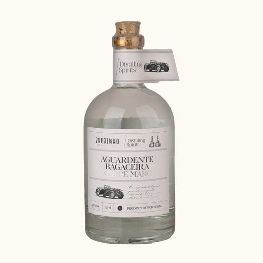 Brejinho Aguardente - Flasche mit Etikett vor beigem Hintergrund