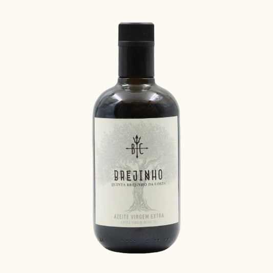 Brejinho Olivenöl 500ml - Flasche mit Etikett vor beigem Hintergrund