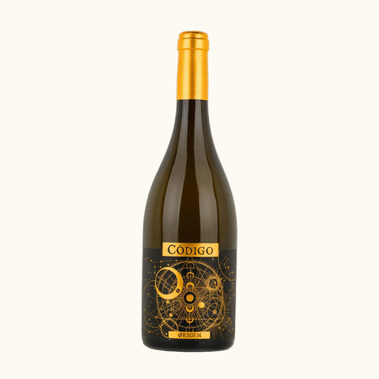 Codigo Or1gem 2022 Weisswein - Flasche mit Etikett vor beigem Hintergrund