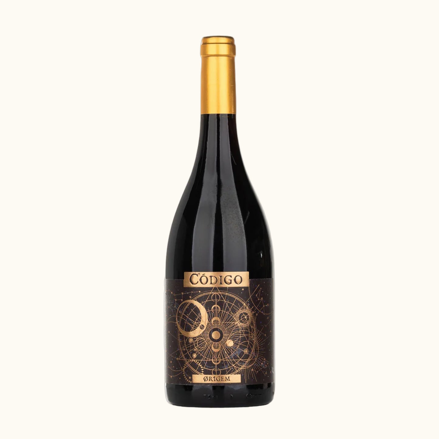 Codigo Or1gem Rotwein 2022 - Flasche mit Etikett vor beigem Hintergrund